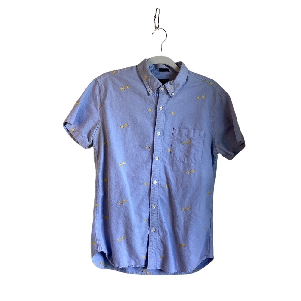 J. Crew Men’s Slim Button Down Short Sleeve Shirt.  Blue W/Fish.  Size M